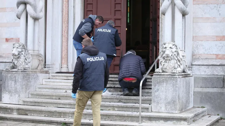 Za vrijeme jutarnje mise zapaljena vrata crkve u Puli: 'Pomolili smo se za one koji su to učinili'