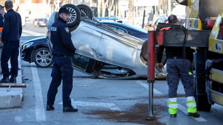 Sudar u Zadru: Automobil zavr&scaron;io na krovu, u njemu su bili majka i dijete