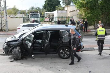 Teroristički napad kraj Tel Aviva: Zabijao se u ljude automobilom pa ih izbo nožem, ima žrtava