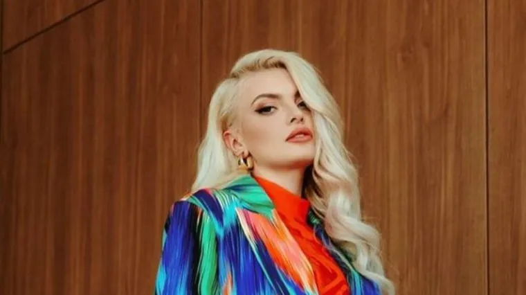 Najnovije Elline fotke raspametile fanove: Pozirala u skromnim odjevnim komadima, dok je neke i grizla