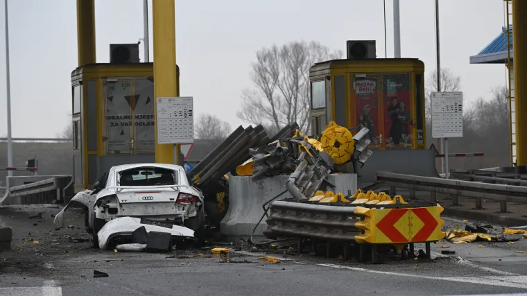 Prve fotografije s mjesta stravične nesreće kod Zapre&scaron;ića u kojoj je poginula jedna osoba: Auto potpuno smrskan