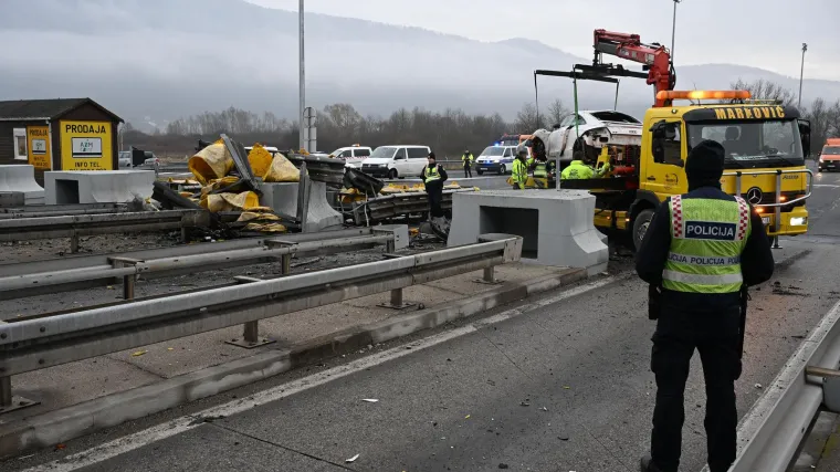 Objavljeni detalji stravične nesreće na A2: Mladić vozio prebrzo i naletio na betonsku barijeru. Poginuo na mjestu
