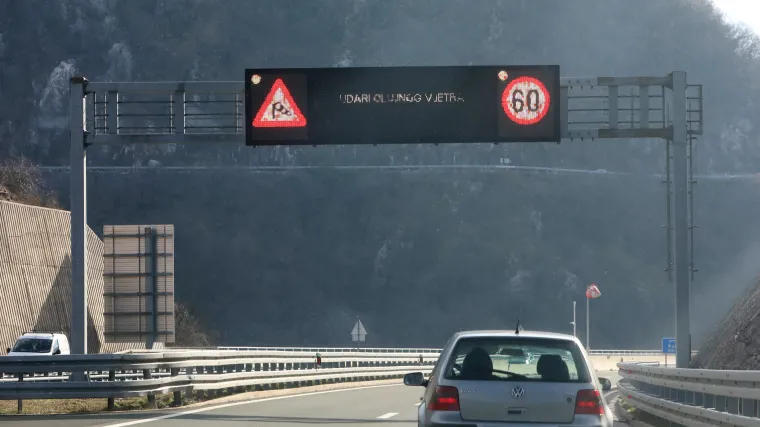 DHMZ objavio kakvo nas vrijeme čeka sutra: Riječka regija u crvenom s naletima vjetra do 180 na sat