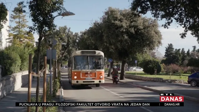 Splićani obožavaju narančasti retro bus iz 1981. Josip ga kupio za 2.500 eura i sad besplatno vozi sugrađane
