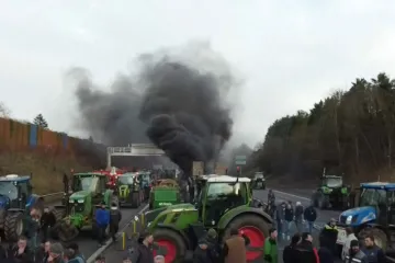 Zapaljene bale sjena, gume i smeće. Tako izgleda prosvjed poljoprivrednika u Francuskoj. Popušta li Vlada pod pritiskom?