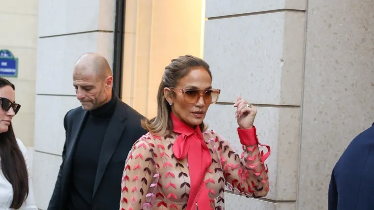 Nakon &scaron;to je odu&scaron;evila haljinom u kojoj je izgledala kao kraljica vila, J.Lo pro&scaron;etala Parizom i istaknula detalj koji rado nosi i Kolinda