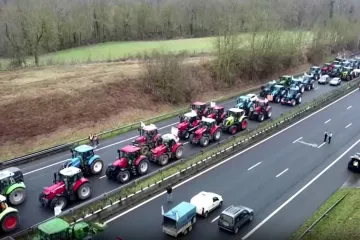 Seljačka buna u Francuskoj: Poljoprivrednici blokirali jednu od glavnih autocesta prema Parizu