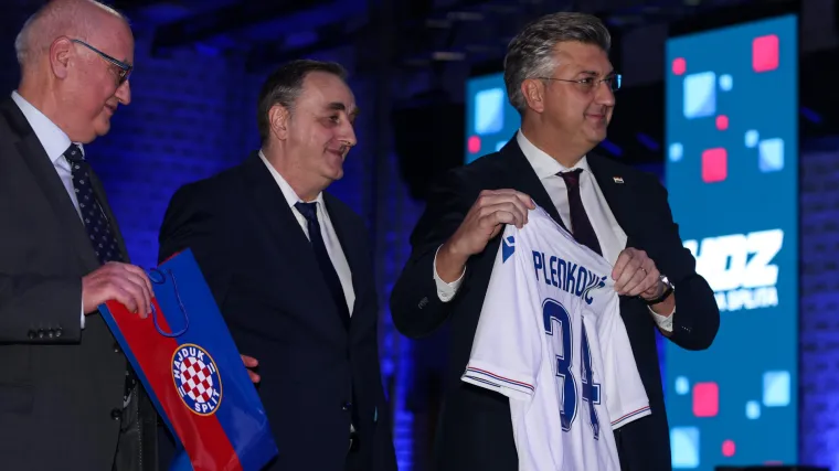Plenković dobio dres Hajduka, župan Blaženko Boban poručio: 'Samo jednu želju imam, da Bijeli budu prvaci'