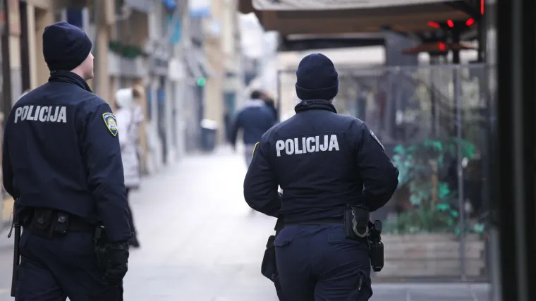 Policija uhvatila djecu koja su pljačkala svoje vr&scaron;njake po centru Zagreba, tvrdili da imaju hladno oružje