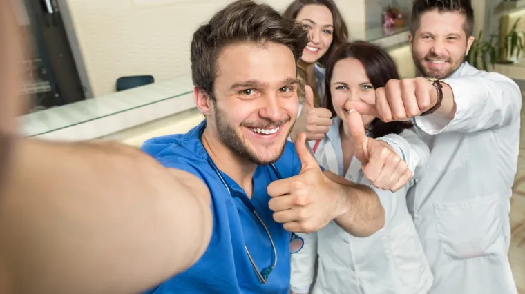 Val nezadovoljstva zapljusnuo Balkan: 'Dok pacijenti čekaju na operaciju, doktori imaju vremena za selfije, čak i iz ordinacije'