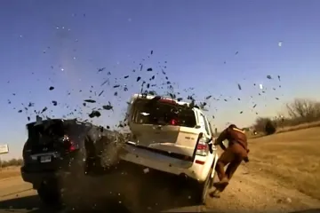 Nevjerojatna snimka nesreće: Policajac zaustavio auto, a onda se u njega zabio drugi. Sve je snimila nadzorna kamera