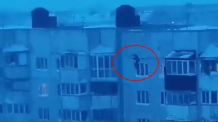 Dočekali su toliko snijega da su se pojedini građani iz čiste zabave bacali s krovova zgrada u goleme nanose!