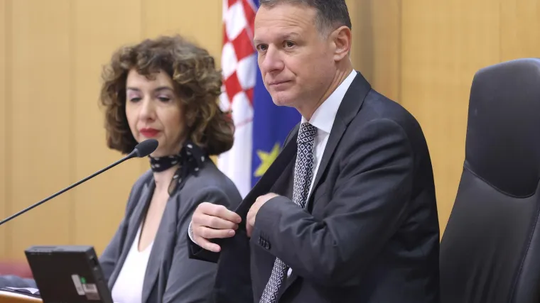 Grmoja zaprijetio da će uhićivati, a ne hapsiti, a  Jandroković zapjevao Malenici: 'Moj Ivane, pobratime mio…'
