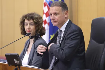 Grmoja zaprijetio da će uhićivati, a ne hapsiti, a  Jandroković zapjevao Malenici: 'Moj Ivane, pobratime mio…'