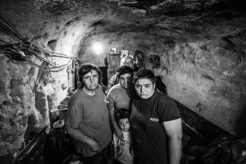 Obitelj iz Srbije živi u pećini. Nemaju WC, auto im je smočnica i ormar: 'Idemo spavati gladni'