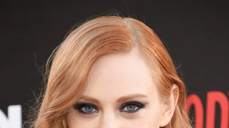 Lijepa crvenokosa s vampirskim zubima Deborah Ann Woll zagrizla je tortu s 39 svjećica