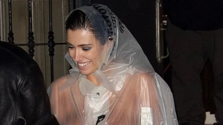 Kanye West izveo Biancu Censori, bila je potpuno gola ispod prozirne kabanice