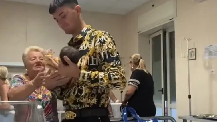 Snimkom iz rodilišta je naveo na misao da mu je gospođa od 77 godina rodila bebu