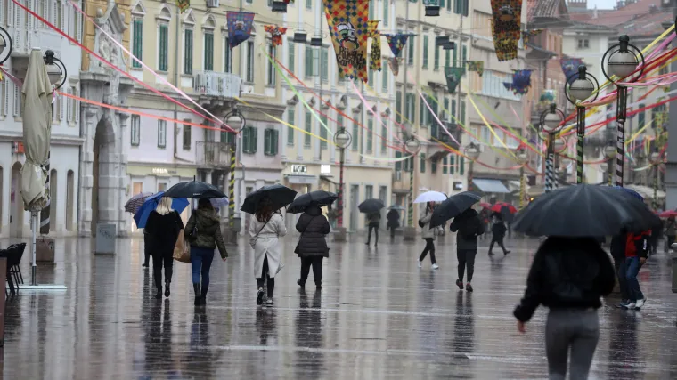 Pripremite ki&scaron;obrane: Vikend oblačan i ki&scaron;ovit, a puhat će i jaka južina