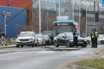 Teretni vlak zahvatio električne vodove: Pali su na cestu i kuću