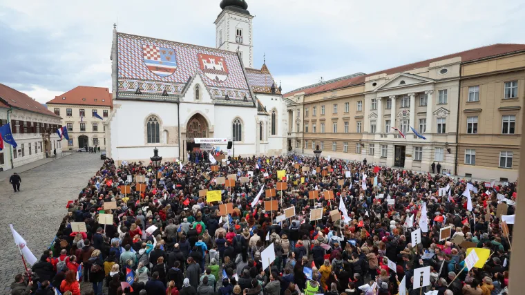 Ovo nismo vidjeli od 2020.: Gomila prosvjednika i transparenti na Markovu trgu