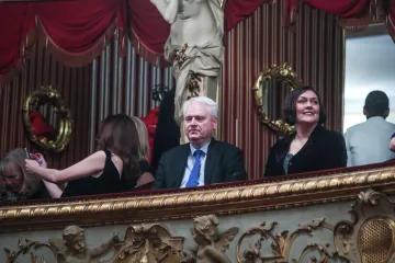 Modno usklađeni bivši predsjednik sa suprugom u loži HNK-a: Ona oduševljena, on baš i ne...