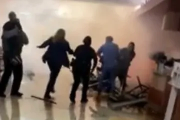 Autom uletio u prostorije hitne pomoći: Jedna osoba poginula, među ozlijeđenima ima i djece