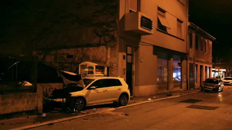 Mladići se slupali autima, pa se jedan silovito zaletio u maloljetnicu