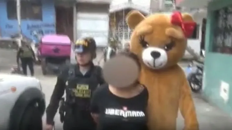 Policajac prerušen u plišanog medu namamio dilericu da izađe iz kuće, a onda pronašli hrpu droge