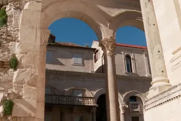 Obrisi rimskih grafika, dvor sa starim bunarom. Biste li vi za ovaj stan u Splitu dali pola milijuna eura?