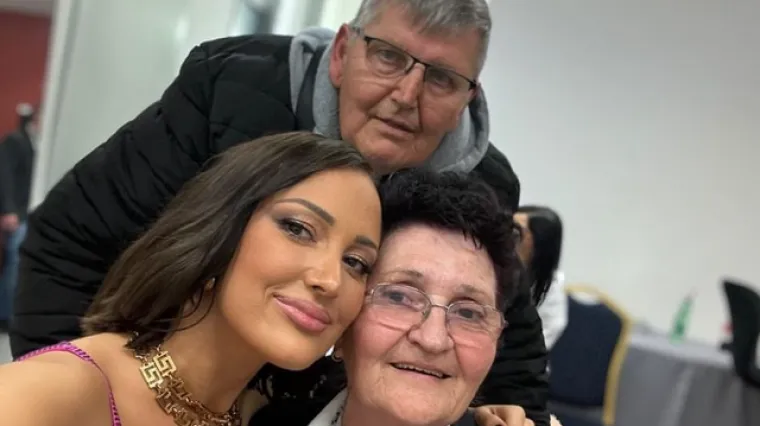 Aleksandra stigla na koncert u pratnji bake i djeda: Objavila je i veselu fotku