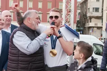 Marinić Kragić na Rivi poveo pjesmu: 'Samo jednu želju imam moj živote ludi'