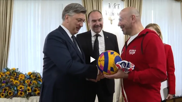 Ivica i Janica dobili su doček na Trgu, kao i Vatreni, a Barakudama stisak ruke...