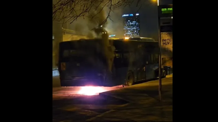 Zastupnik zagrebačke skup&scaron;tine snimio ZET-ov bus u plamenu