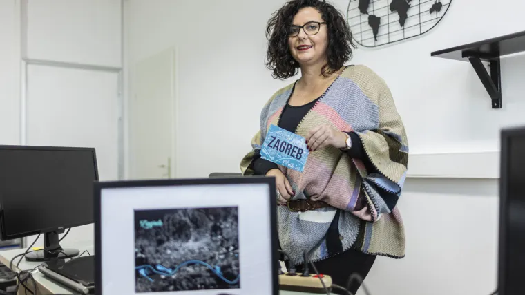 Ovo je priča o ženi koja uživa putovati i tako spajati hobi s poslom &ndash; izradom turističkih karti