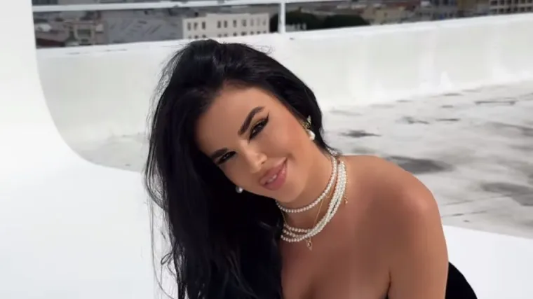 Ivana Knoll u minijaturnom bikiniju zapalila Instagram: Bradavice prekrila ružicama