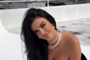 Ivana Knoll u minijaturnom bikiniju zapalila Instagram: Bradavice prekrila ružicama