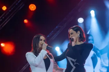 Prijović napravila spektakl u Osijeku: Dobila poklone i zapjevala s majkom