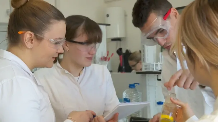 Mladi kemičari oduševljeni laboratorijem u Rijeci