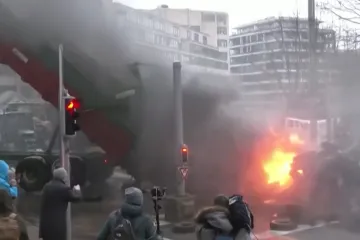 Kaos na ulicama, farmeri palili gume, sukobili se s policijom: 'Muka nam je od birokracije'