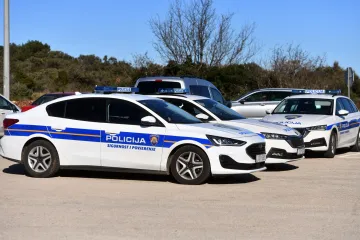 Pijani vozač (27) prešao u suprotnu traku, pa izazvao sudar s drugim autom