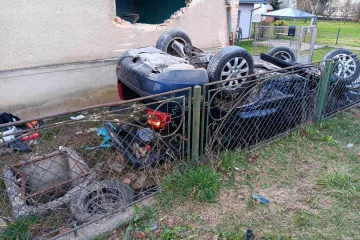 Krivo se prestrojavao pa se 'sparkirao' u tuđe dvorište na krov: 'Ovi u smrskanom autu su bili kritično'