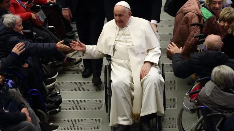 Papa odveden u bolnicu nakon opće audijencije: Pomoćnik umjesto njega morao čitati govor