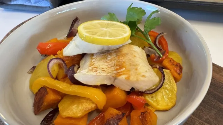 Recept za oslić s krumpirom i povrćem iz pećnice