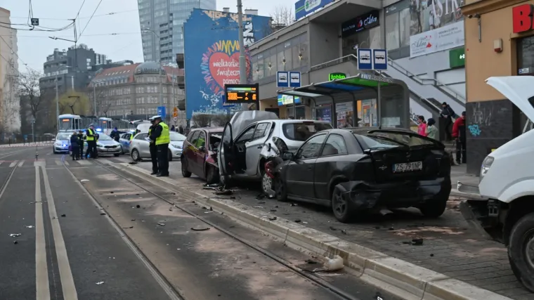 Automobil naletio na tramvajsku stanicu u Poljskoj: 19 ozlijeđenih, dvoje kritično