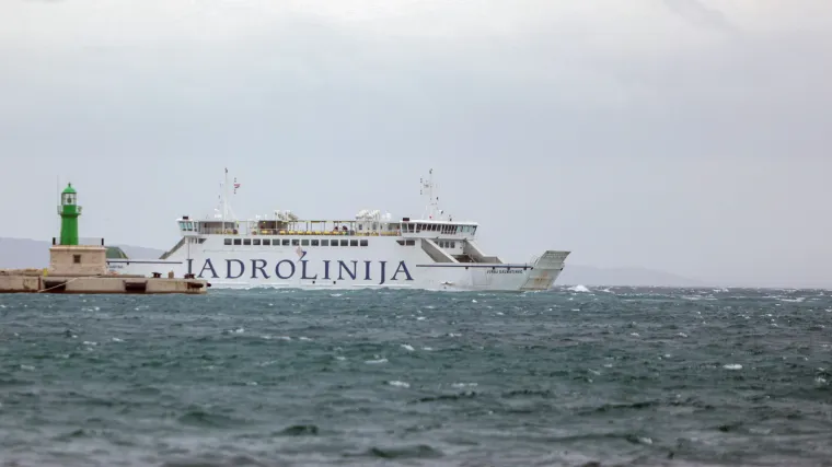 U splitskoj regiji olujno jugo, trajekti u prekidu: 'Molimo putnike da se informiraju...'