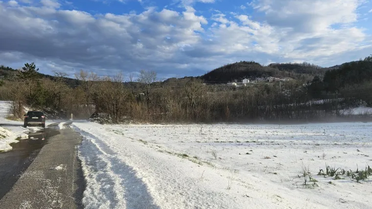 Tuča zabijelila Istru! Udarilo 1000 munja, pala temperatura, a stradale i voćke