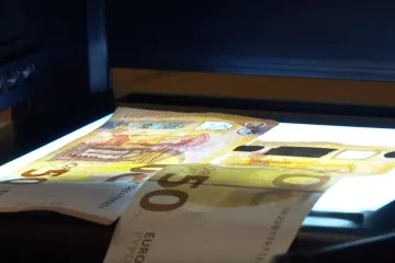 S filmskim novcem plaćaju cigarete pa i nakit: Evo kako prepoznati je li novčanica lažna