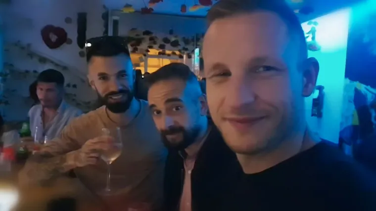 Muževi tijekom izlaska pričali o ženama, ali jedan se o svemu izbrbljao supruzi