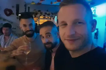 Muževi tijekom izlaska pričali o ženama, ali jedan se o svemu izbrbljao supruzi